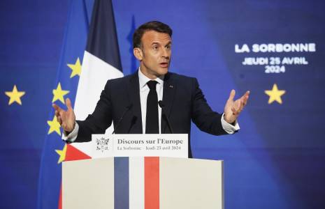 Emmanuel Macron à Paris, le 25 avril 2024. ( POOL / CHRISTOPHE PETIT TESSON )