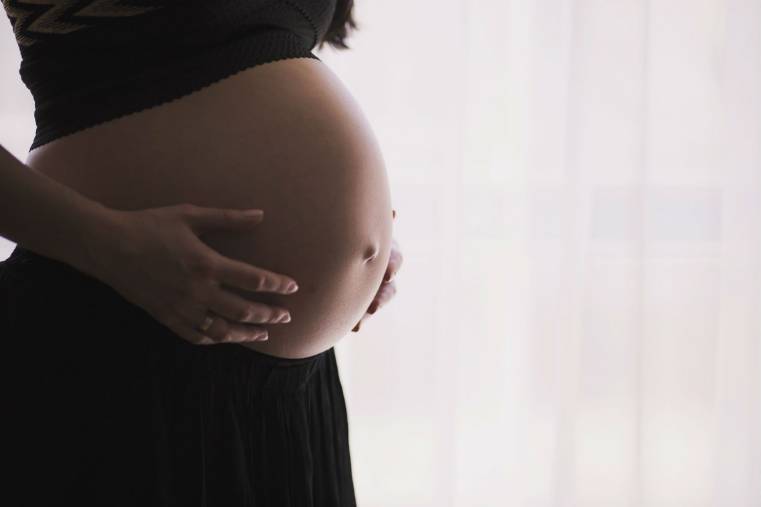 Les femmes enceintes vivant trop loin d'une maternité peuvent désormais bénéficier gratuitement d'un hébergement temporaire non médicalisé pris en charge par l'Assurance maladie. (Free-Photos/Pixabay)