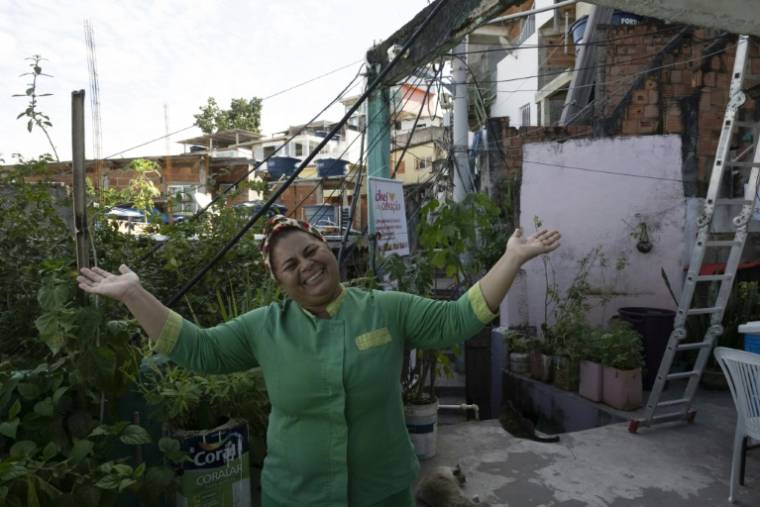 La fondatrice de Favela Organica, Regina Tchelly, sur la terrasse d'une maison de la favela Babilonia, le 15 avril 2024 à Rio de Janeiro, au Brésil ( AFP / Pablo PORCIUNCULA )