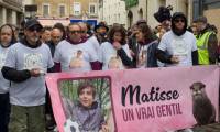 Marche blanche en hommage à Matisse le 4 mai 2024 à Châteauroux, avec son père (2e à G) et sa mère (2e à D) ( AFP / GUILLAUME SOUVANT )