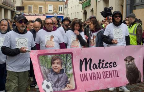 Marche blanche en hommage à Matisse le 4 mai 2024 à Châteauroux, avec son père (2e à G) et sa mère (2e à D) ( AFP / GUILLAUME SOUVANT )