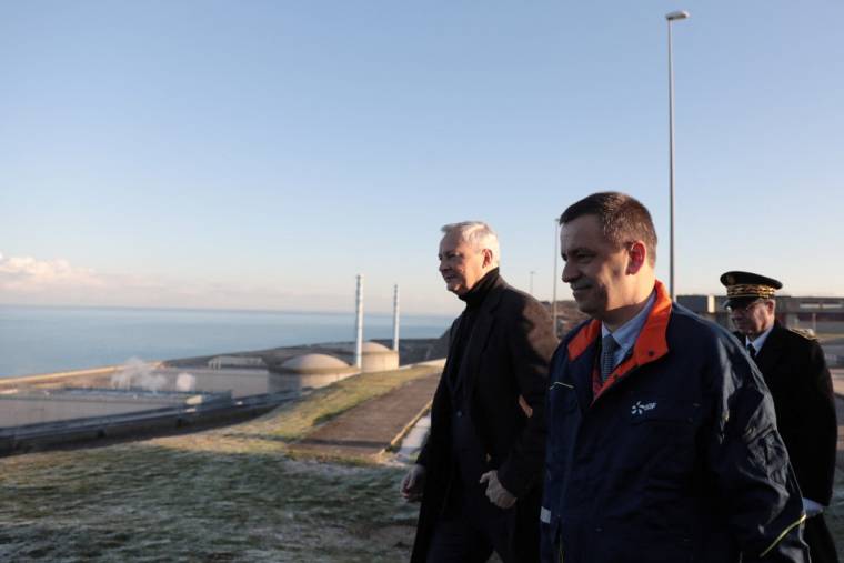 Le PDG d'EDF, Luc Rémont (2e à droite) et le ministre de l'Économie et des Finances Bruno Le Maire (à gauche) arrivent à la centrale nucléaire de Penly à Petit-Caux, sur la côte de la Manche, le 9 décembre 2022.  ( AFP / LOU BENOIST )
