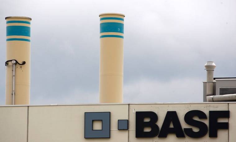 BASF CONFIRME SES PRÉVISIONS DE BÉNÉFICE MAIS SIGNALE DES INCERTITUDES