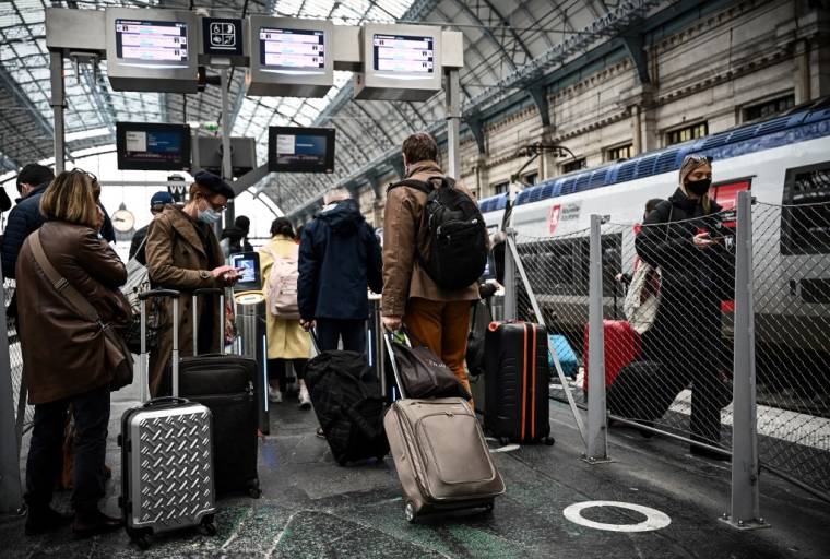 Des passagers d'un TGV en gare de Bordeaux le 25 décembre 2021. ( AFP / PHILIPPE LOPEZ )