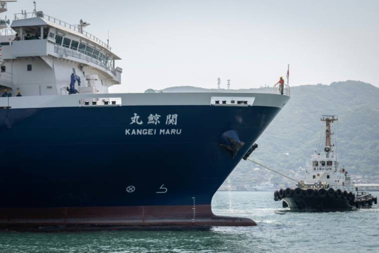 Le Kangei Maru, le nouveau bateau-usine du Japon pour la pêche à la baleine bannie presque partout ailleurs dans le monde, quitte son port d'attache de Shimonoseki (ouest du Japon) le 21 mai 2024 ( AFP / Yuichi YAMAZAKI )