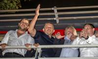 Le dirigeant du parti Smer-SD et ancien Premier ministre slovaque Robert Fico (2e à gauche) fête sa victoire aux législatives avec des membres du parti au siège du mouvement à Bratislava le 1er octobre 2023 ( AFP / TOMAS BENEDIKOVIC )