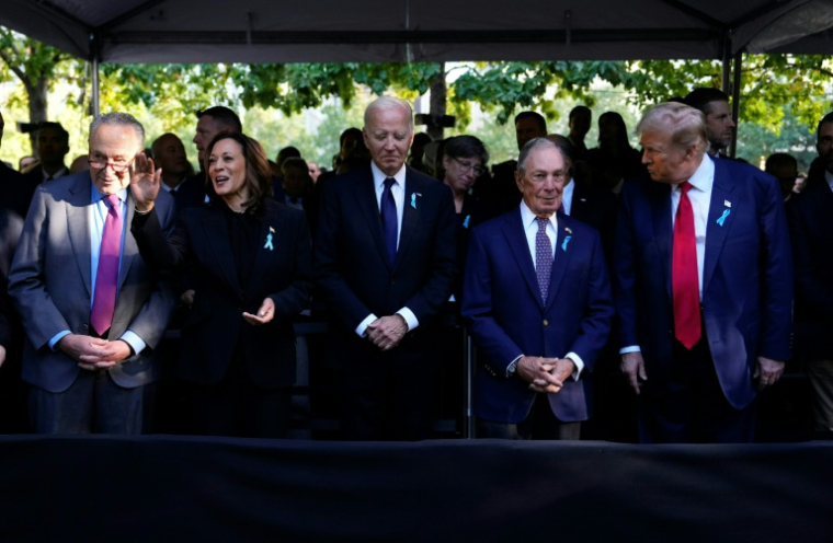 De g. à d. : le sénateur Chuck Schumer, Kamala Harris, Joe Biden, Michael Bloomberg et Donald Trump au cours des cérémonies marquant le 23e anniversaire des attentats du 11-Septembre, à New York, le 11 septembre 2024 ( AFP / Adam GRAY )