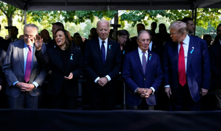 De g. à d. : le sénateur Chuck Schumer, Kamala Harris, Joe Biden, Michael Bloomberg et Donald Trump au cours des cérémonies marquant le 23e anniversaire des attentats du 11-Septembre, à New York, le 11 septembre 2024 ( AFP / Adam GRAY )