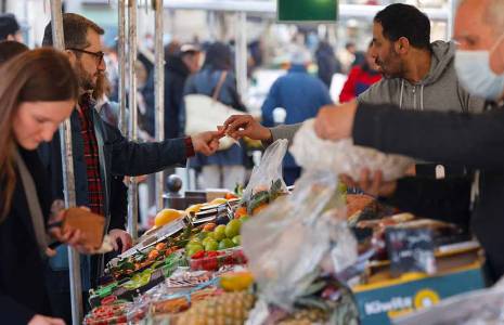 La hausse des produits alimentaires risque de se poursuivre au second semestre, entraînant une baisse du pouvoir d'achat des ménages. (© AFP)