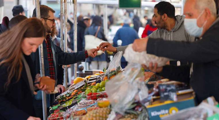 La hausse des produits alimentaires risque de se poursuivre au second semestre, entraînant une baisse du pouvoir d'achat des ménages. (© AFP)