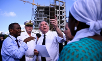 Le Premier ministre Francois Bayrou (au centre) visite une usine de dessalement d'eau à Petite-Terre, dans le département de Mayotte, le 30 décembre 2024 ( AFP / JULIEN DE ROSA )