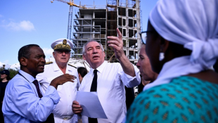 Le Premier ministre Francois Bayrou (au centre) visite une usine de dessalement d'eau à Petite-Terre, dans le département de Mayotte, le 30 décembre 2024 ( AFP / JULIEN DE ROSA )