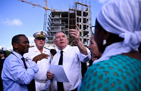 Le Premier ministre Francois Bayrou (au centre) visite une usine de dessalement d'eau à Petite-Terre, dans le département de Mayotte, le 30 décembre 2024 ( AFP / JULIEN DE ROSA )