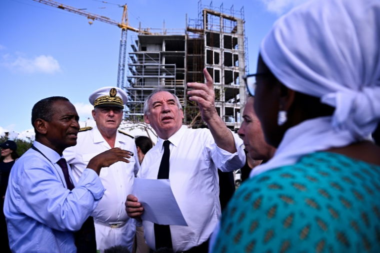 Le Premier ministre François Bayrou et le préfet de Mayotte François-Xavier Bieuville visitent une usine de dessalement d'eau à Petite-Terre Pamandzi, le 30 décembre 2024 ( AFP / JULIEN DE ROSA )