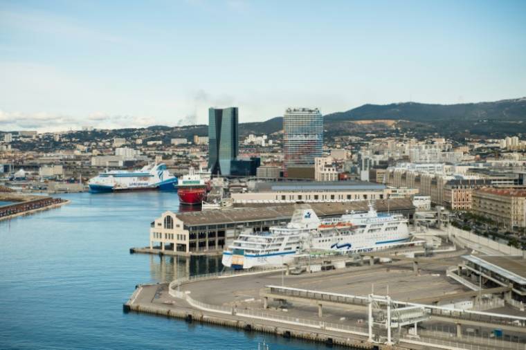 La tour du siège de la CMA-CGM (g) dans le port de Marseille, le 15 novembre 2019 ( AFP / CLEMENT MAHOUDEAU )