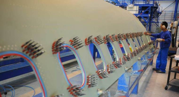 Un salarié de Latécoère en train de travailler sur un fuselage d'avion. (© Latécoère)