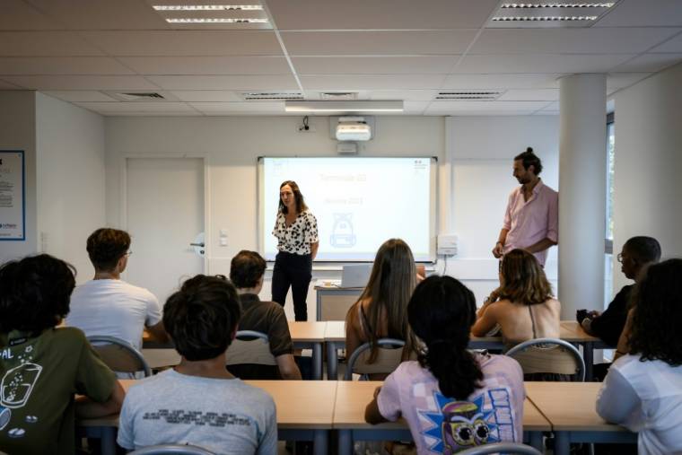 Des élèves dans une salle de classe à Lyon, le 4 septembre 2023  ( AFP / JEFF PACHOUD )