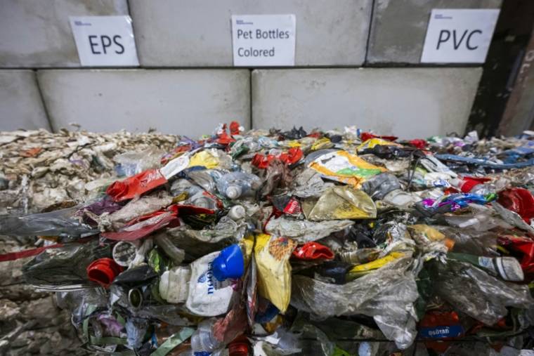 Des déchets à recycler dans l'usine de Motala de Sweden Plastic Recycling, le 4 mars 2024, en Suède ( AFP / Jonathan NACKSTRAND )