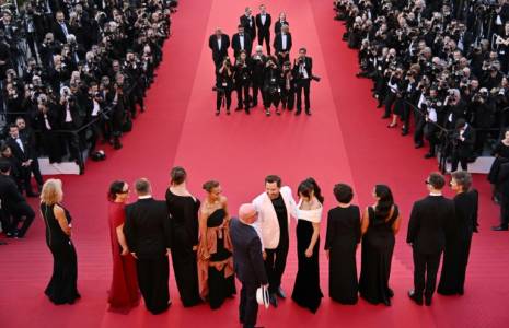 L'équipe du film de Jacques Audiard "Emilia Perez" avant sa projection, le 18 mai 2024 au Festival de Cannes  ( AFP / Antonin THUILLIER )