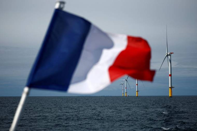 Un drapeau français devant les éoliennes du parc éolien offshore de Saint-Nazaire