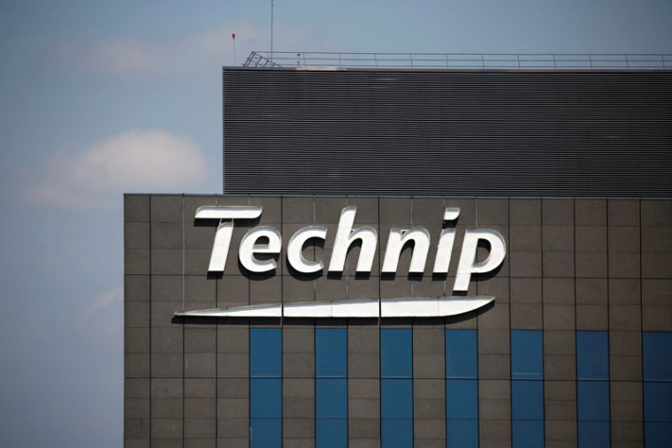 Le logo de Technip au sommet de son siège social à La Défense