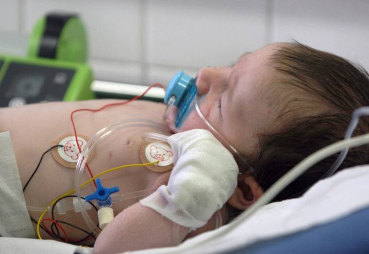 Un nourrisson de deux mois souffrant de bronchiolite a été transféré d'Île-de-France à Rouen, faute de lit en réanimation pédiatrique.  ( AFP / JEAN AYISSI )