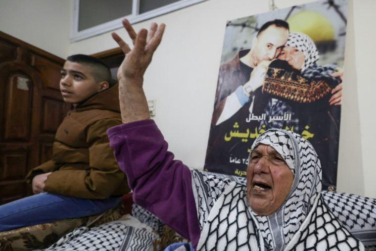 La mère du détenu palestinien Khaled Khdeish, qui doit être libéré par Israël, regarde les informations dans le camp de Balata, près de Naplouse, en Cisjordanie occupée, le 22 février 2025 ( AFP / Jaafar ASHTIYEH )