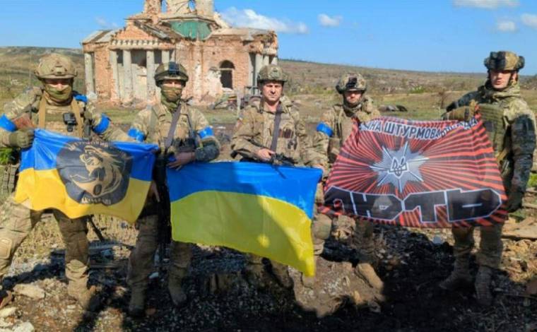 Des soldats ukrainiens posent dans les ruines de Klichtchiïvka, près de Bakhmout (est) le 17 septembre 2023 ( Ukrainian Presidential Chief of Staff Andriy Yermak / Handout )