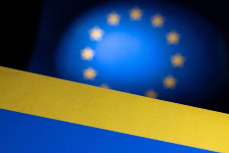 Drapeaux de l'UE et de l'Ukraine