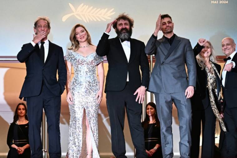 (g-d) Vincent Lindon, Léa Seydoux, le réalisateur Quentin Dupieux et Raphaël Quénard arrivent pour la projection du film "Le Deuxième Acte" à l'ouverture du 77e Festival de Cannes, le 14 mai 2024 ( AFP / LOIC VENANCE )