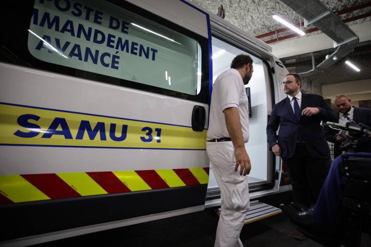 Le ministre de la Santé Aurélien Rousseau en visite dans un établissement à Toulouse, le 14 août 2023. ( AFP / VALENTINE CHAPUIS )