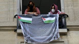 Des manifestants pro-palestiniens à Sciences Po Paris, le 26 avril 2024 ( AFP / Dimitar DILKOFF )