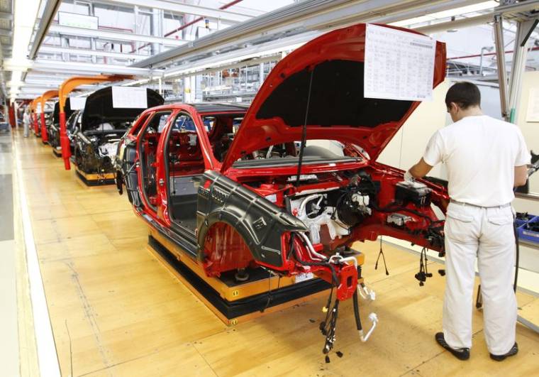 Photo d'archives : Un mécanicien travaille sur la chaîne de production de l'usine du constructeur Audi allemand à Ingolstadt