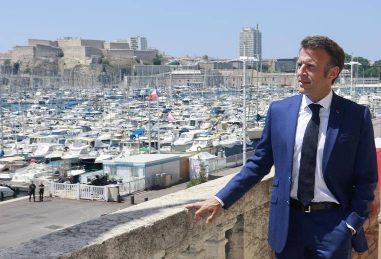 Emmanuel Macron à Marseille le 26 juin. ( POOL / GUILLAUME HORCAJUELO )