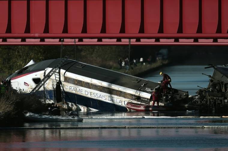 Accident d'une rame d'essais de TGV tombée la veille après son déraillement dans un canal à Eckwersheim, près de Strasbourg, le 15 novembre 2015 dans le Bas-Rhin ( AFP / Frederick FLORIN )