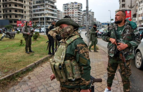 Des combattants affiliés à la nouvelle administration syrienne montent la garde dans les rues de la ville côtière de Lattaquié, dans l'ouest de la Syrie, le 26 décembre 2024 ( AFP / AAREF WATAD )