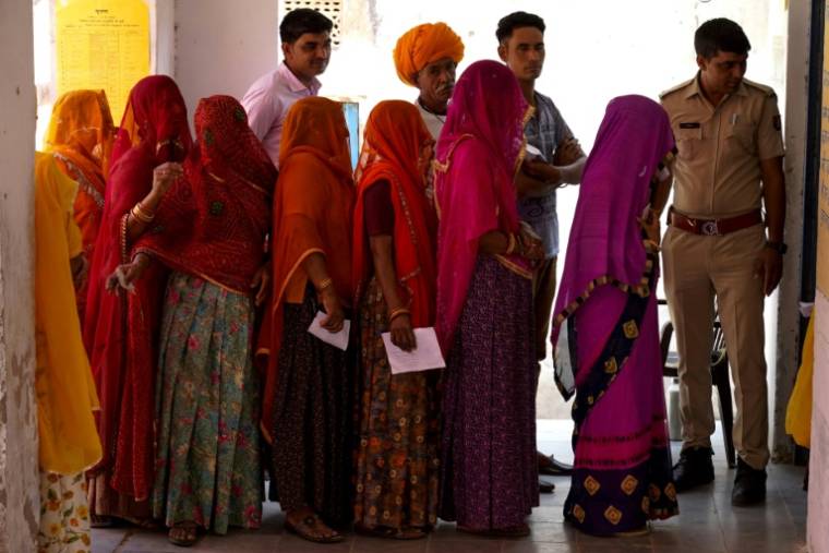 Des électeurs attendent pour voter lors de la deuxième étape des élections générales, le 26 avril 2024 à Ajmer, dans l'Etat du Rajastan, en Inde ( AFP / HIMANSHU SHARMA  )