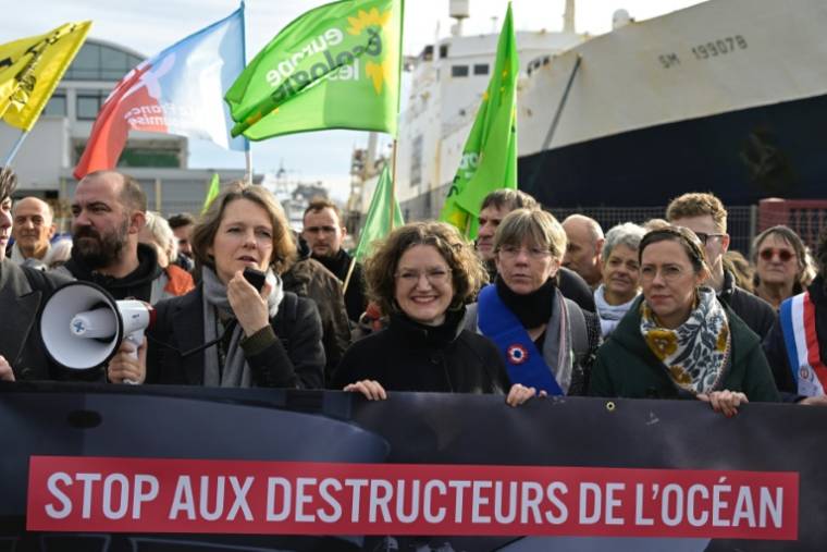 La tête de liste écologiste pour les Européennes Marie Toussaint, au centre, lors d'une manifestation contre la pêche intensive à Saint-Malo, le 15 février 2024 ( AFP / Damien MEYER )