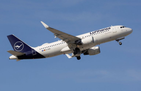 Un Airbus A320-214 de la compagnie aérienne Lufthansa décolle de l'aéroport de Malaga-Costa del Sol, à Malaga