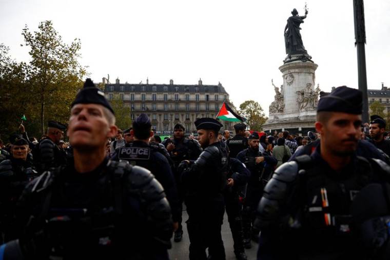 La police et les gendarmes sur la place de la République à Paris, en France