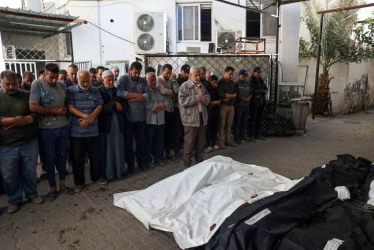 Des Palestiniens récitent une prière devant les corps de victimes tuées lors de bombardements israéliens nocturnes à Rafah, dans le sud de la bande de Gaza, le 20 avril 2024 ( AFP / - )