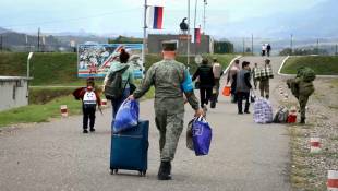 Dans cette image diffusée par le ministère russe de la Défense le 21 septembre 2023 on peut voir des civils arméniens accompagnés par des membres du contingent russe de maintien de la paix près de Stepanakert ( Russian Defence Ministry / Handout )