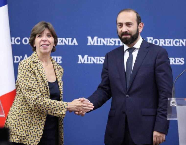 La ministre française des Affaires étrangères, Catherine Colonna, serre la main de son homologue arménien Ararat Mirzoyan, lors d'une conférence de presse à Erevan
