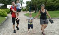 Kenzo, dans les bras de son père Laurent, avec son frère et sa mère, à Grosseto Prugna en Corse le 4 juin 2023, au lendemain de son agression au stade d'Ajaccio ( AFP / Pascal POCHARD-CASABIANCA )