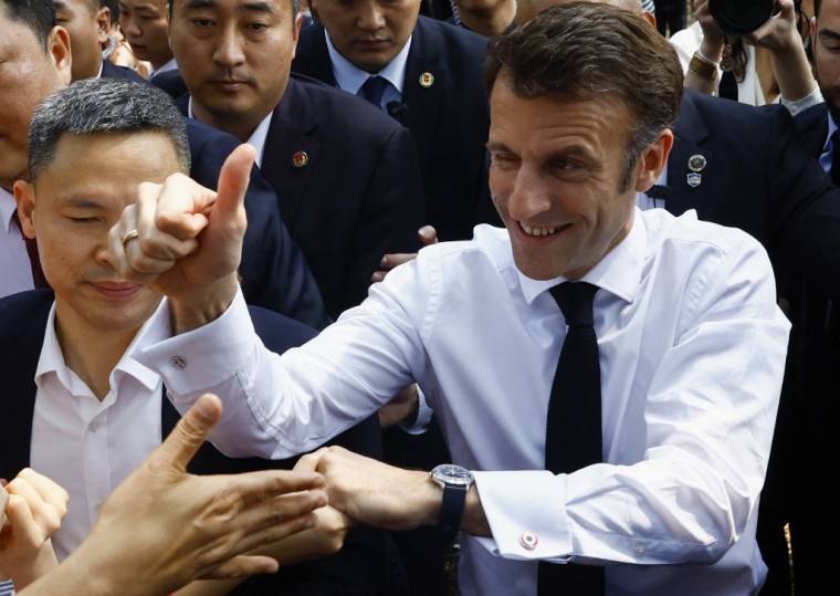 Emmanuel Macron à Guangzhou, en Chine, le 7 avril 2023. ( POOL / GONZALO FUENTES )