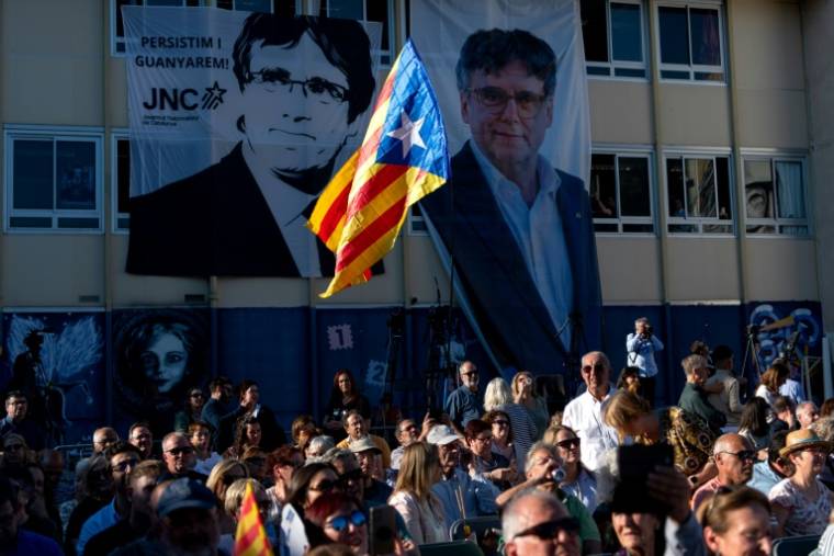 Des militants indépendantistes venus soutenir Carles Puigdemont à Elna, dans les Pyrénées-Orientales, le 10 mai 2024 ( AFP / Matthieu RONDEL )