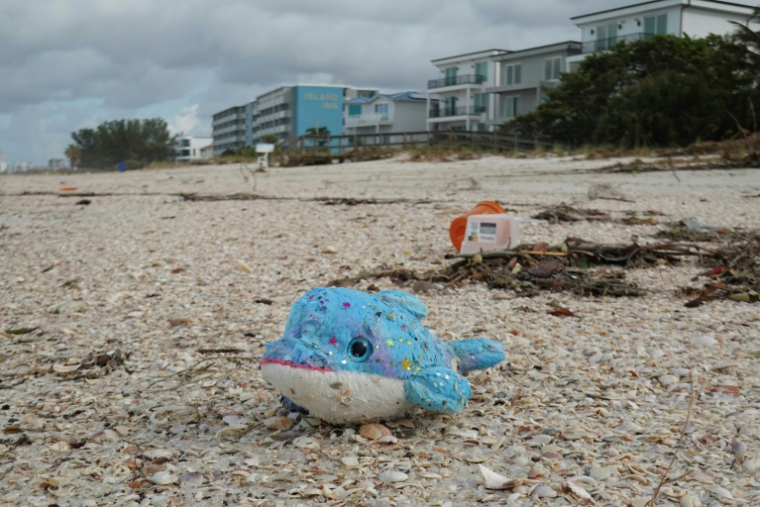 Un jouet gît sur la plage après que l'ouragan Hélène a frappé la zone, le 28 septembre 2024, à Treasure Island, en Floride ( GETTY IMAGES NORTH AMERICA / JOE RAEDLE )