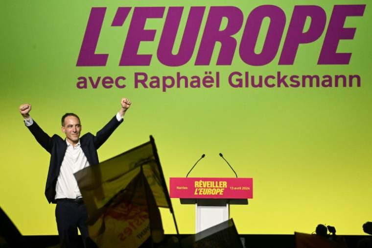 Raphaël Glucksmann, tête de liste Place Publique et Parti socialiste, lors d'un meeting de campagne à Saint-Herblain, le 13 avril 2024 près de Nantes  ( AFP / Sebastien SALOM-GOMIS )