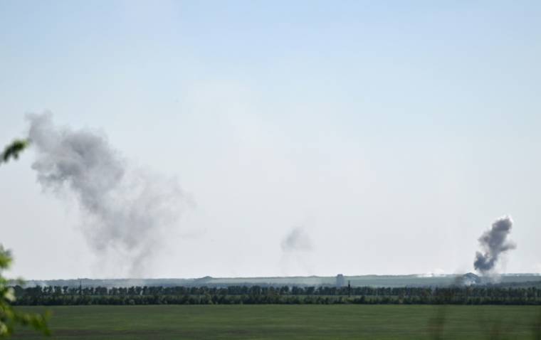 Des nuages de fumée après des bombardements dans la région de Donetsk, est de l'Ukraine, le 5 mai 2024 ( AFP / Genya SAVILOV )