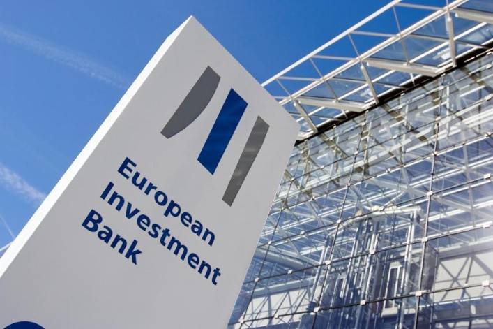 La Banque européenne d’investissement tourne le dos aux énergies fossiles